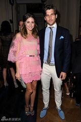 组图：奥利维亚-巴勒莫粉色透视裙俏丽