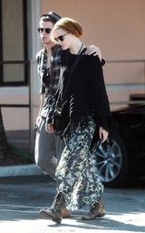 组图：杰米-贝尔与妻子蕾切尔-伍德恩爱购物