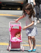 组图：苏瑞推小粉车上街 照看洋娃娃表情可爱