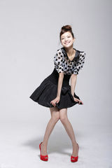 组图：叶熙祺透视波点赫本范儿清新靓丽