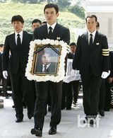 组图：韩片《朋友2》热拍 金宇彬晒黑正装帅酷