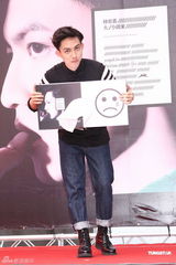 组图：林宥嘉新碟签唱 歌迷顶高温力挺