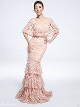 组图：苗圃粉色写真柔情似水 甜美难改英雄心