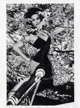 组图：超模凯特-莫斯登《Vogue》秀美腿美臀