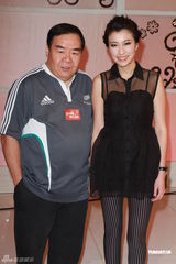 组图：薛家燕亮粉色现身与郑则仕黎耀祥同台