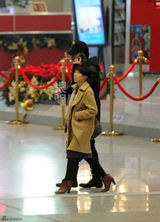 组图：高圆圆戴口罩亮相机场 黄海波随后现身