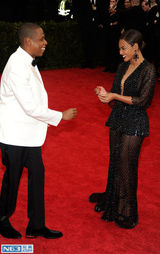 组图：碧昂斯戒指掉落 Jay-Z帮捡帮戴恩爱十足