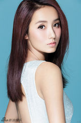 组图：吕一清新演绎邻家女孩 幸福享受美好青春