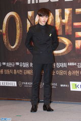 独家高清：金在中林时完帅气宣传《Triangle》