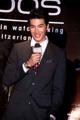 组图：锦荣代言腕表抢金 “好朋友”陪过28岁生日