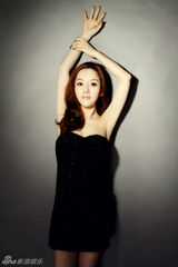 组图：于艾熙小洋装秀美肩 散发成熟女性性感魅力