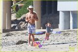 组图：米兰达可儿一家海边度假 布鲁姆身材健硕