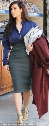 组图：卡戴珊赴书店狂购杂志 钟意与老公封面照