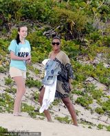 组图：碧昂斯产后度假秀身材 与老公海滩嬉戏