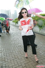 组图：赵薇庆祝香港回归 手举红旗头戴运动帽