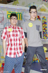 组图：农夫亲自推销唱片 销量飘红排第三位