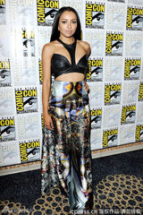 组图：《吸血鬼日记》剧组亮相 妮娜展妩媚身姿