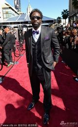 组图：群星闪耀红毯 暮光女拄拐海瑟薇优雅