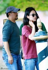 组图：姜文携妻子抵达威尼斯 与记者玩互拍