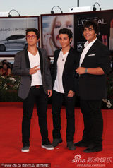 组图：《硬纸盒小镇》首映 导演埃曼诺牵爱妻亮相