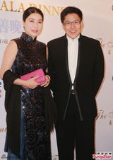 组图：郭晶晶产后出席慈善晚宴 大赞霍启刚辛苦