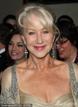 组图：安妮斯顿助阵导演工会奖 黑裙携男友秀恩爱