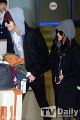 组图：文根英金汎(金范)公开恋情后首亮相牵手回国
