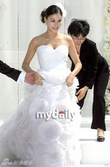 幻灯图：张东健高小英婚礼现场 夫妇亮相甜蜜亲吻 