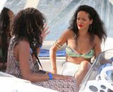 组图：蕾哈娜比基尼搭配镂空裙现身法国