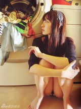 组图：小嶋阳菜夏日海滩写真 衣衫轻褪诱惑十足