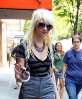 高清组图：泰勒-摩森片场变装秀 裙装短裤皆俏皮