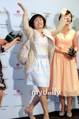 幻灯图：原SES成员Shoo与篮球选手林孝成举行婚礼