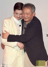 组图：海瑟薇女扮男装帅气亮相 与李安亲密热聊