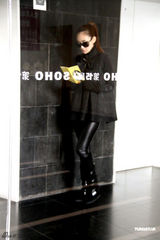 组图：林鹏剧组失意独自逛街扫货 见镜头花容失色