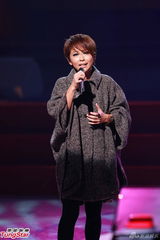 组图：《欢乐满东华2012》落幕 那英西装助阵