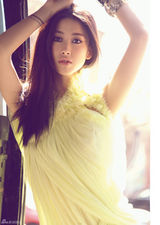 组图：朱珠拍清新写真集 清新简约大方