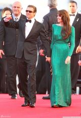 高清图：朱莉闪片绿裙华丽 皮特墨镜遮面耍个性