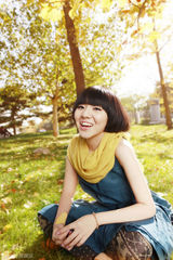 组图：周子琰《立秋》写真 黄叶温暖文艺十足