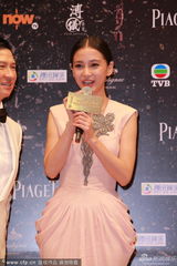 组图：张家辉Baby获最佳衣着 吐槽根本走不动路