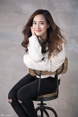 组图：王智写真还原真我本色 展标志性纯美微笑