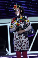 组图：hold住姐说相声造型似芙蓉 坦言多人追求