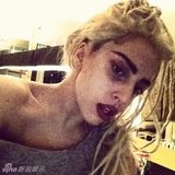 组图：Lady Gaga大秀最新雷鬼辫发型