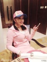 组图：刘晓庆绑小辫扮少女 粉嫩装扮再现青春