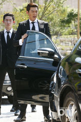 组图：韩片《朋友2》热拍 金宇彬晒黑正装帅酷