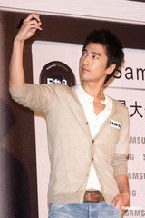 高清组图：赵又廷代言相机 自比“类文青”