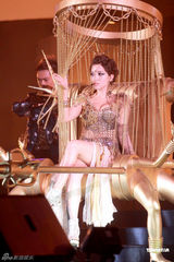 组图：周杰伦演唱会造型百变 与张惠妹合唱全场沸腾