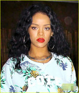 组图：蕾哈娜露脐装显身材 手背纹身土豪范