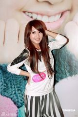 幻灯图：杨丞琳展可爱魅力 笑称上围还好不需丰胸