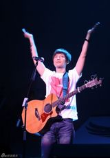 高清图：陈楚生演唱会深圳开锣 与李宗盛隔空对唱