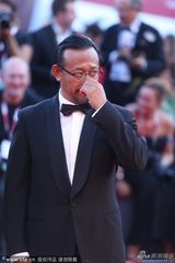 组图：姜文携周韵亮相秀恩爱 与老外相聊甚欢